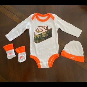 Nike long sleeve onesie with matching cap & socks